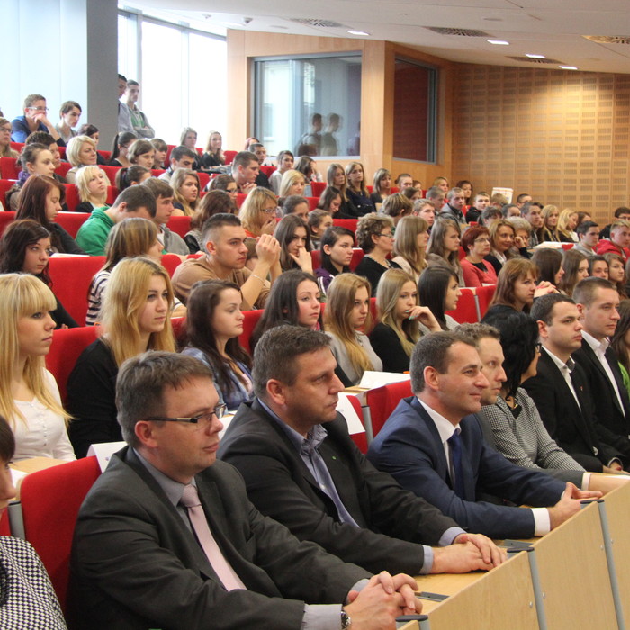 Młodzi na rynku pracy. Konferencja w UJK