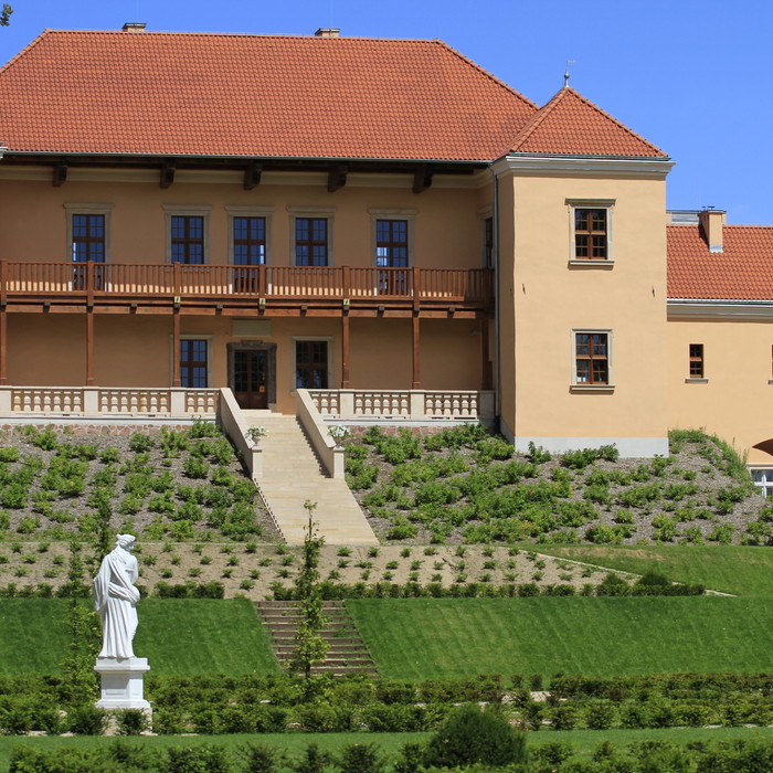 Na uzbrojenie terenów inwestycyjnych i budowę hali