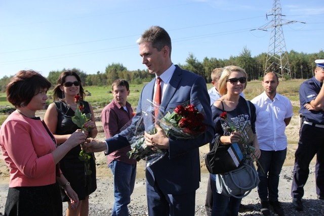 Otwarcie wyremontowanej drogi wojewódzkiej Staszów-Osiek z kwiatami i jabłkami