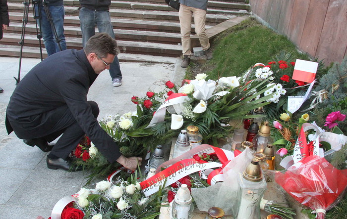 Marszałek uczcił pamięć ofiar katastrofy smoleńskiej