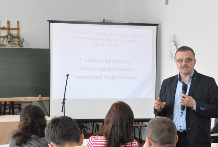 O funkcjonowaniu samorządów podczas spotkania z młodzieżą w Połańcu