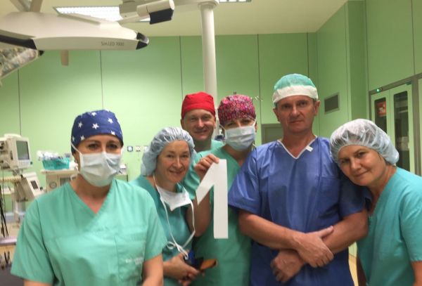 Zespół wykonujący pierwszą operację w nowej siedzibie szpitalika