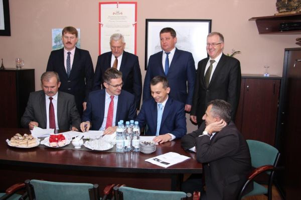 Mraszałek podpisuje porozumienie z powiatem kazimierskim