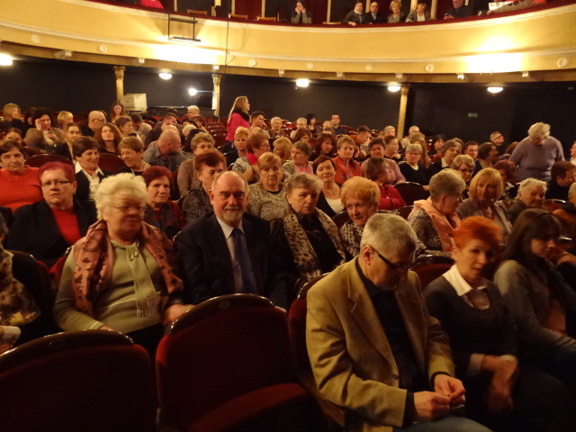 Seniorzy z Pierzchnicy na próbie kieleckiego teatru