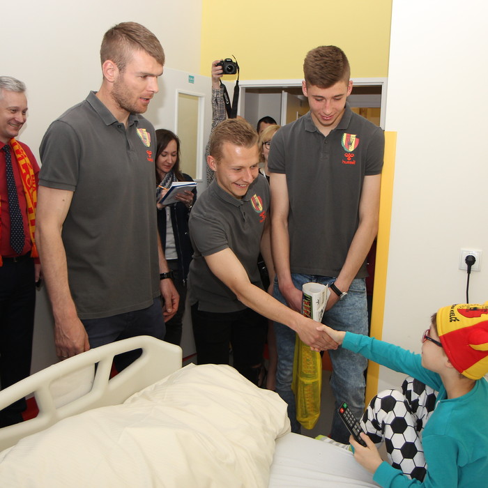 Piłkarze odwiedzili małych pacjentów Świętokrzyskiego Centrum Pediatrii