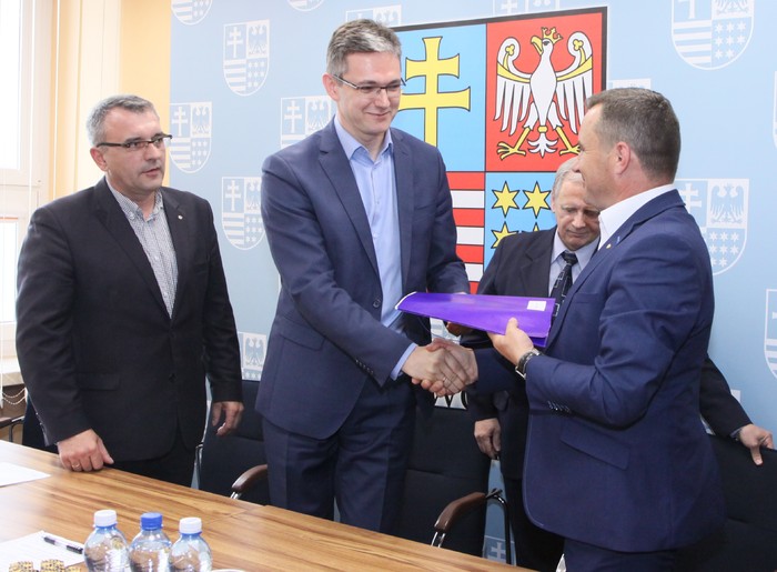 Umowy na budowę i modernizację dróg lokalnych podpisane, sto procent wnioskodawców zadowolonych