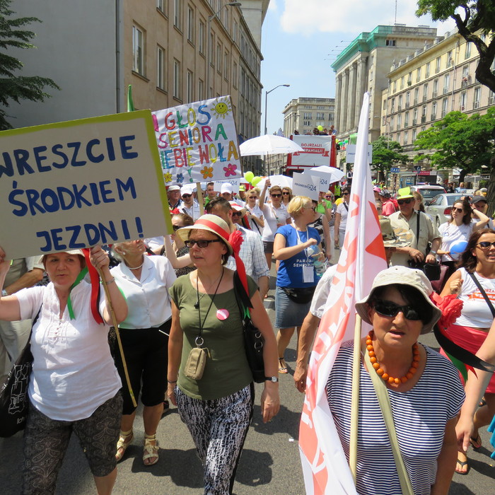 Starachowiccy seniorzy na paradzie w stolicy