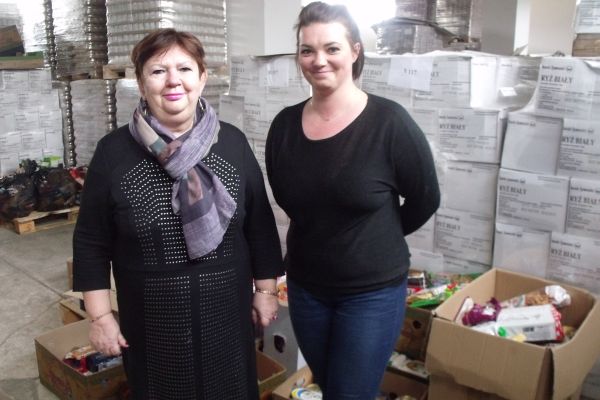 Prezes Świętokrzyskiego Banku Żywności Maria Adamczyk ze swoją pracownicą Magdaleną Gębalską podczas liczenia zebranego.