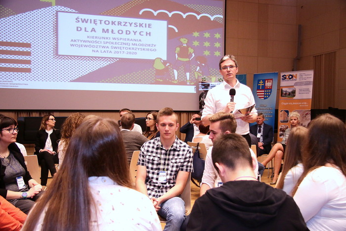„Liderzy dla Młodzieży” – ruszył program dla liderów pracujących z młodzieżą