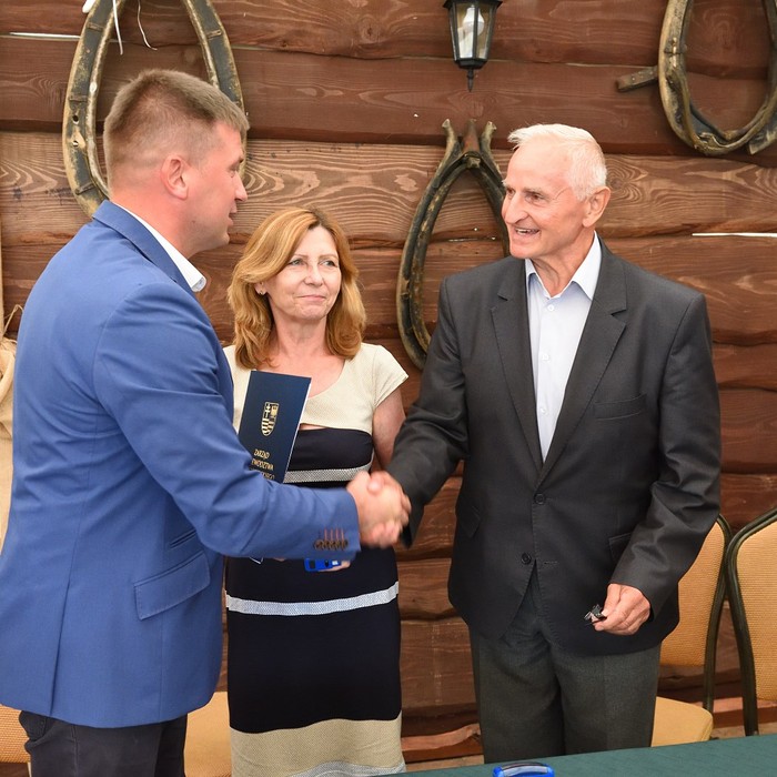 Na stroje ludowe, świetlice i place zabaw