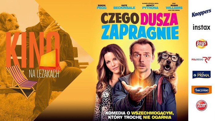 Kino na leżakach na dziedzińcu WDK