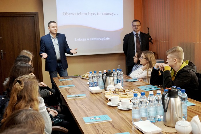 Młodzi liderzy z Chmielnika na lekcji o samorządzie w Kielcach