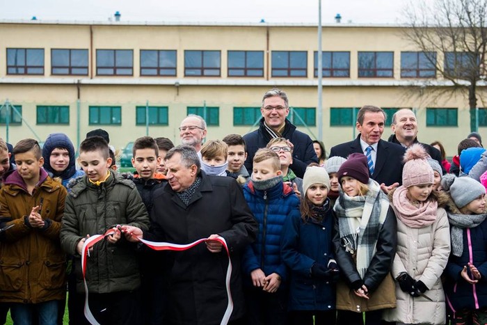 Kompleks boisk sportowych i pracownie w szkołach w Małogoszczu