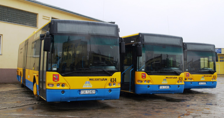 Trzy niskopodłogowe autobusy w kolorach żółto niebieskim