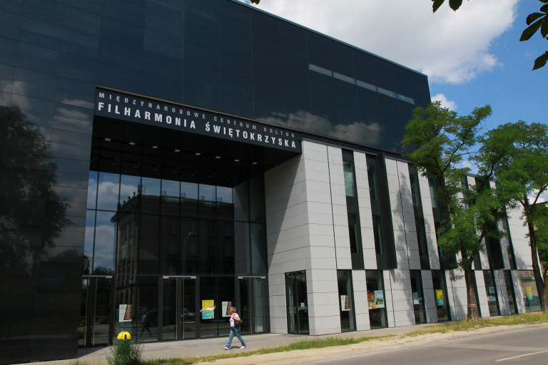 budynek filharmonii, widok na fasadę i wejście do obiektu