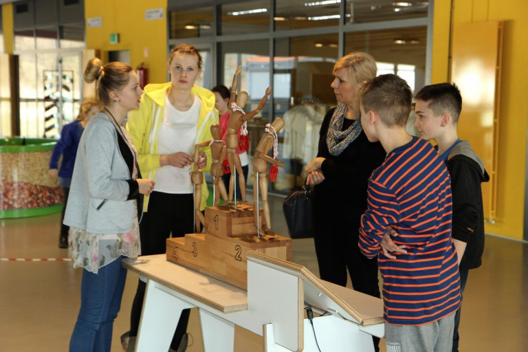 Grupa młodzieży ogląda eksponat w Centrum Nauki Leonardo Da Vinci