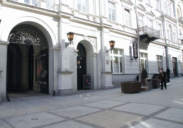 Teatr imienia Stefana Żeromskiego widok na wejście do budynku