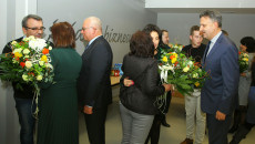 Pracownicy Urzędu wręczają Pracownicy Urzędu składają podziękowania członkom Zarządu Województwa Świętokrzyskiego
