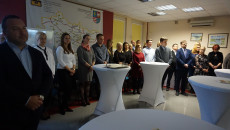 Pracownicy Świętokrzyskiego Zarządu Dróg Wojewódzkich stoją podczas spotkania opłatkowego