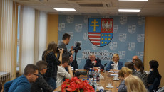 Dziennikarze siedzą podczas konferencjhi prasowej Zarządu Województwa Świętokrzyskiego