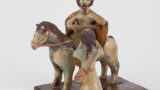 Rzeźba przedstawiająca człowieka na koniu