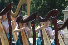 Dzieci grajace na harfach