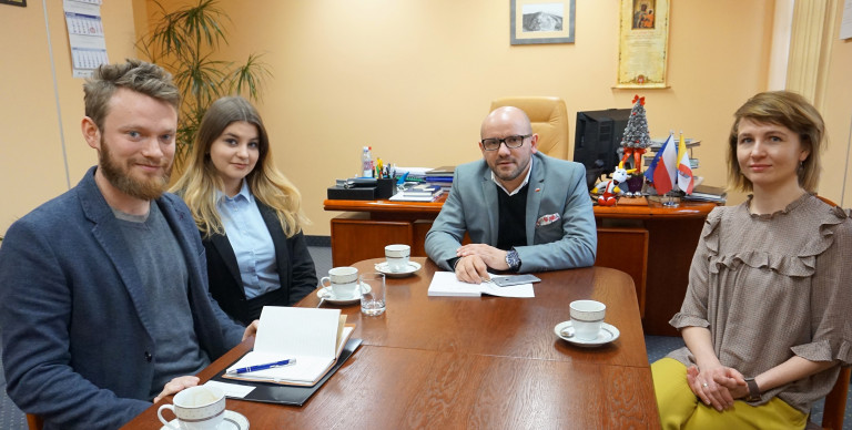 Przy stole siedzą: Członek Zarządu Województwa Świętokrzyskiego Mariusz Gosek, rzecznik Młodzieży Barbara Zamożniewicz oraz prezes Zarządu Regionalnego Centrum Wolontariatu w Kielcach Maciej Ziernik