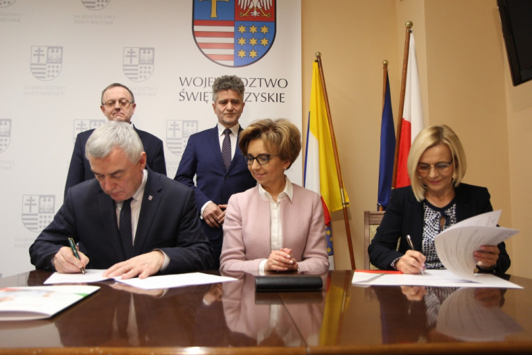 Uroczyste Podpisanie Porozumienia. Od Lewej Marszałek Andrzej Bętkowski, Prezes Zarządu Pfron Marlena Maląg, Wicemarszałek Renata Janik