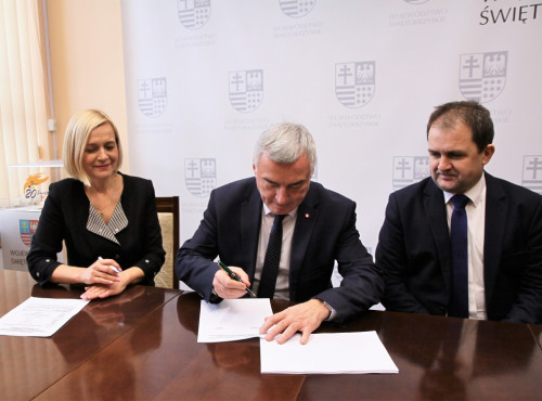 Uroczyste Podpisanie Umowy. Od Lewej Wicemarszałek Renata Janik, Marszałek Andrzej Bętkowski Oraz Prezes Zarządu Akademii Przedsiębiorczości Michał Zatorski