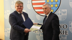 Przewodniczący Kapituły Andrzej Bętkowski wręcza dyplom Bernardowi Antosowi