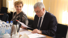 Przewodniczący Kapituły Andrzej Bętkowski sprawdza listę obecności