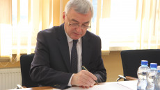 Przewodniczący Kapituły Andrzej Bętkowski składa podpis na oficjalnym dokumencie