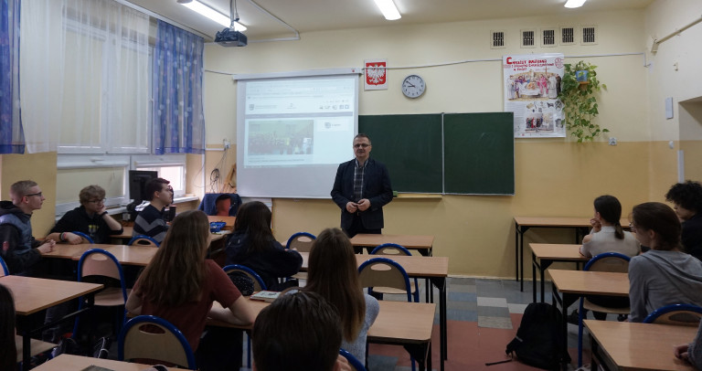 Sala szkolna, uczniowie siedzą w ławkach