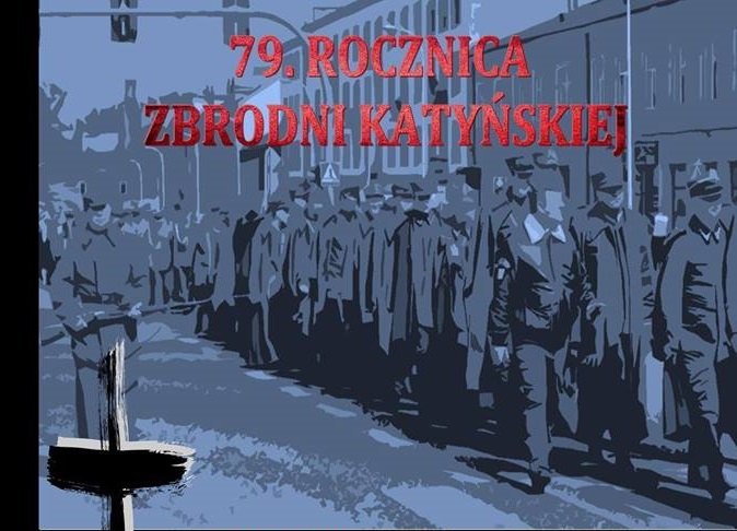 Plakat: "79. rocznica Zbrodni Katyńskiej". W tle grupa żołnierzy w mundurach