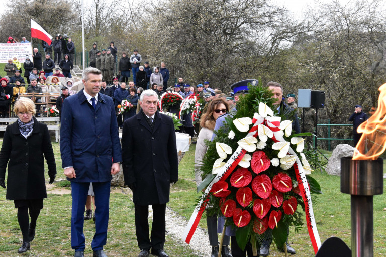 Marszałek województwa świętokrzyskiego Andrzej Bętkowski składa wieniec na skwerze Pamięci Ofiar Katynia w Kielcach