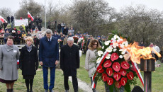 Marszałek Województwa Świętokrzyskiego Andrzej Bętkowski w grupie osób składających wieniec na skwerze Pamięci Ofiar Katynia w Kielcach