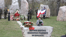 Pomnik na skwerze Pamięci Ofiar Katynia w Kielcach - kamienna bryła i rzeźba głowy kobiecej