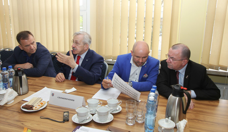Członkowie Zarządu Województwa Świętokrzyskiego Marek Bogusławski i Mariusz Gosek uczestniczą w posiedzeniu komisji Sejmiku