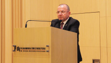 Wicemarszałek Marek Biogusławski przemawia z mównicy