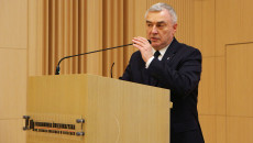 Marszałek Andrzej Bętkowski na mównicy