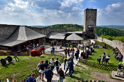 zamek Królewski w Checinach chętnie odwiedzali turyści