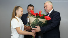Dzieci wreczają kwiaty marszałkowi Andrzejowi Bętkowskiemu