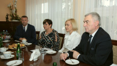 Wśród uczestników spotkania siedzą marszałek województwa świętokrzyskiego Andrzej Bętkowski i wicemarszałek Renata Janik