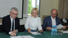 Marszałek Andrzej Bętkowski i wicemarszałek Renata Janik podpisują umowy