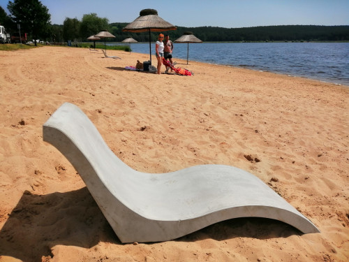 Nowością Na Plaży Są Trzy Betonowe Leżaki