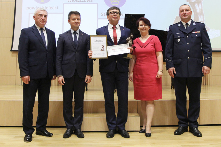 Osoby nagrodzone stoją z marszałkiem Andrzejem Bętkowskim