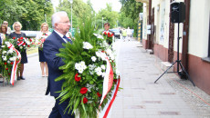 Poseł Krzysztof Lipiec z wieńcem w rękach