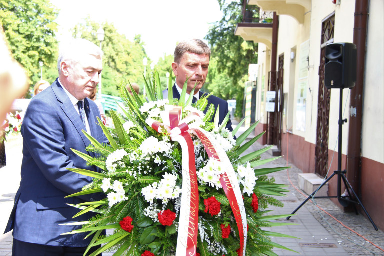 Przewodniczący Sejmiku Województwa Świętokrzyskiego Andrzej Pruś i marszałek Andrzej Bętkowski składają wieniec pod tablicą upamietniającą pogrom Żydów w Kielcach