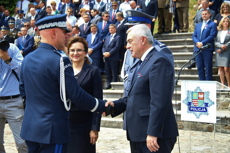 Marszałek Andrzej Bętkowski wita się z policjantem