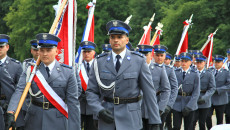 Policjanci maszerują w trakcie uroczyśtości